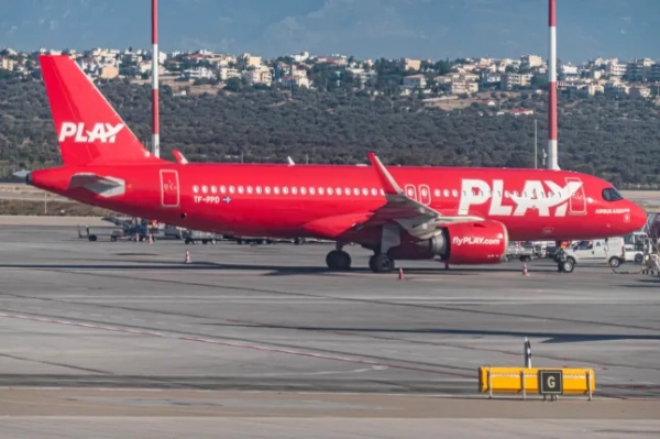 Fly Play або Play — культовий червоний пасажирський літак Airbus A320neo бюджетної авіакомпанії, який можна побачити в Міжнародному аеропорту Афін. Play — це ісландський бюджетний перевізник зі штаб-квартирою в Рейк'явіку, Ісландія, та хабом у Міжнародному аеропорту Кефлавік.