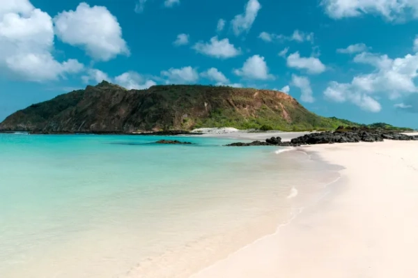 Порожній білосніжний пляж (Playa Cerro Brujo) з бірюзовою водою на острові Сан-Крістобаль на Галапагоських островах.