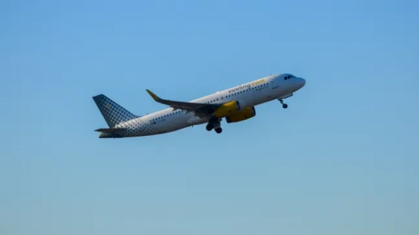 Vueling вилітає з Лондона під яскравими кольорами заходу сонця