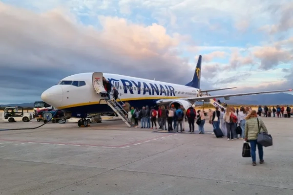 Пасажири шикуються в чергу на посадку в літак Ryanair у Жироні, Іспанія.