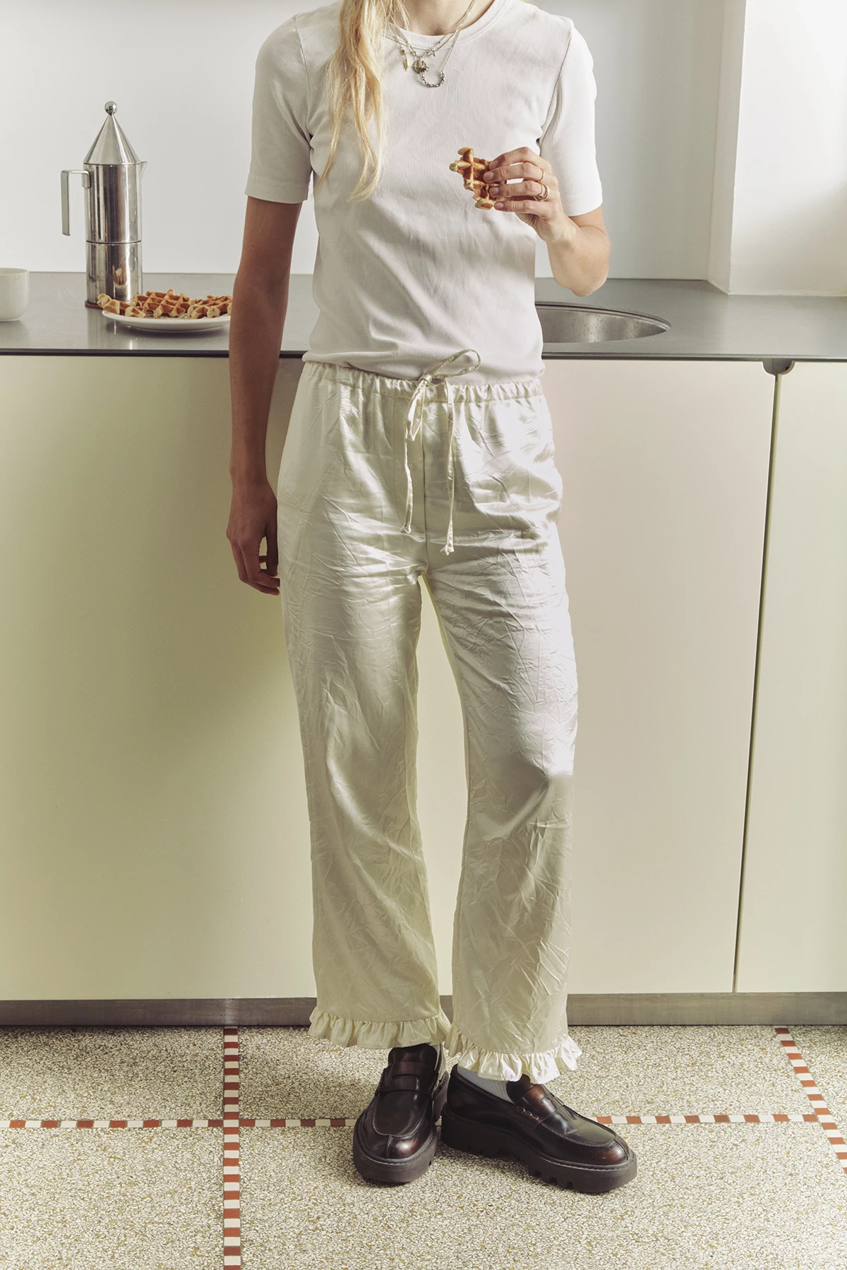 Штани з атласного шовку та поліестеру, Meryll Rogge; шкіряні лофери, Dries Van Noten; два кулони, латунні, всі від D’heygere; кулон, срібний, Wouters & Hendrix; бавовняний топ, вінтажний.7
