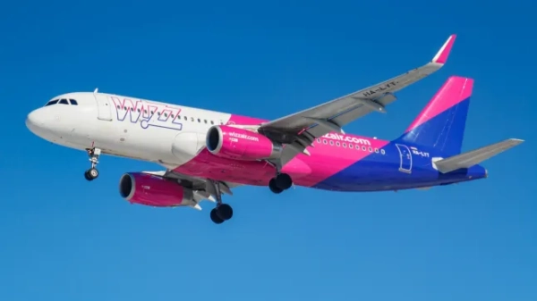 Літак Wizz Air летить у небі.