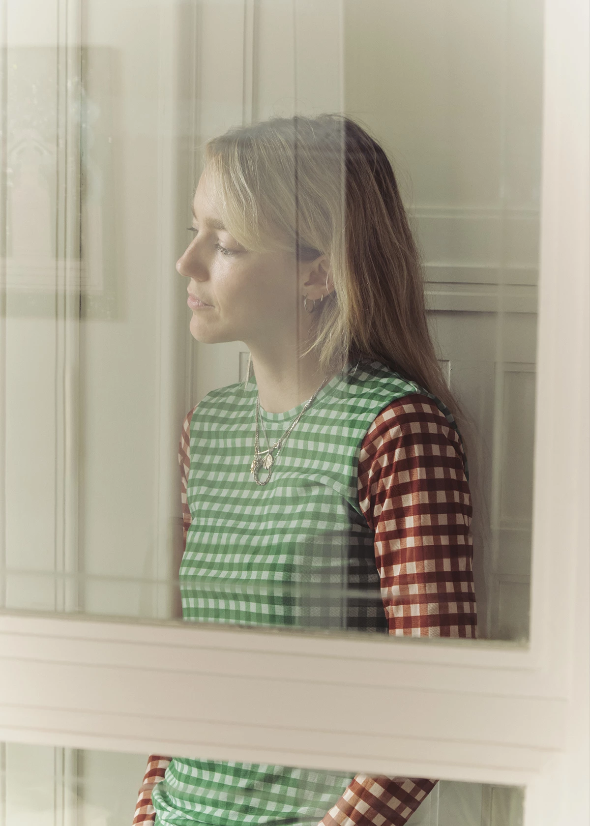 Бавовняний топ, Molly Goddard; сережки, жовте золото, Woche; два кулони, латунь, всі від D’heygere; кулон, срібло, Wouters & Hendrix.3