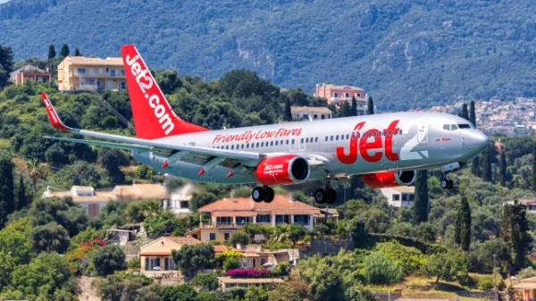 Літак Jet2 Boeing 737-800 в аеропорту Корфу в Греції