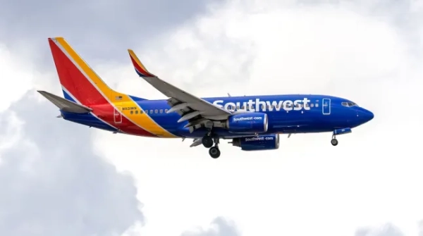 Обов'язкове джерело: Фото Ронена Тівоні/NurPhoto/Shutterstock (15410528c) Літак Southwest Airlines наближається до Міжнародного аеропорту Фінікс Скай-Харбор для посадки у Фініксі, штат Аризона. Літаки приземляються в Міжнародному аеропорту Фінікс, США - 22 липня 2025 року.