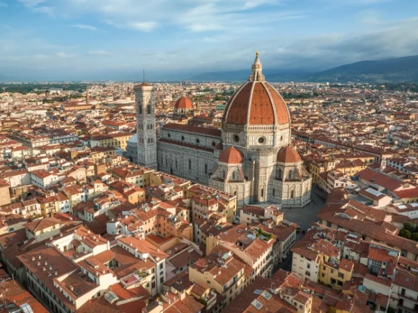 Вид з повітря на Флорентійський собор (Duomo di Firenze), золота година заходу сонця, Італія