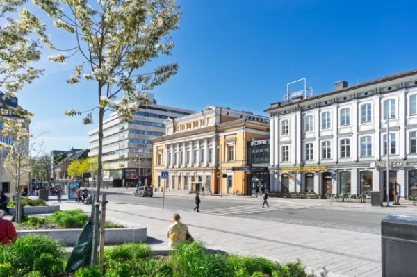 Порожня вулиця сонячного дня в Турку, Фінляндія.