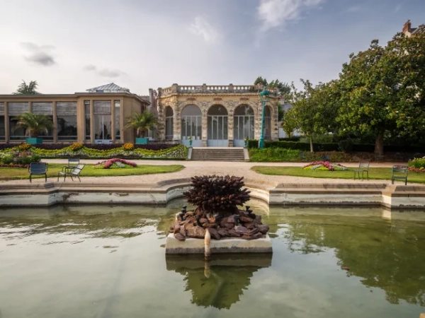 Вид на фасад колишньої теплиці та оранжереї громадського парку Табор, відомого ландшафтного саду, з французькими садами та фонтаном перед ним, Ренн - Іль-е-Вілен - Бретань (Бретань) - Західна Франція.