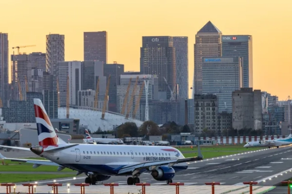 Літак British Airways готується до зльоту з аеропорту Лондон-Сіті