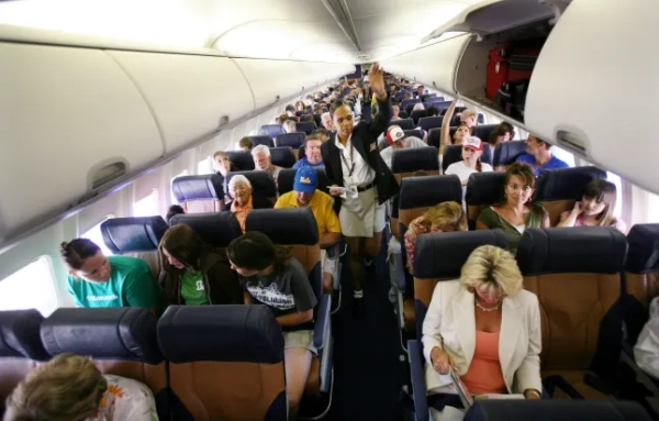Пасажири сидять у рядах у літаку Southwest Airlines.