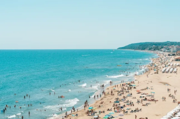 Люди на пляжі проти чистого неба, Обзор, Болгарія