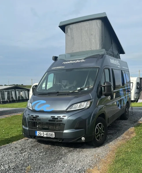 Кемпер Roadsurfer, припаркований з піднятим наметом на даху