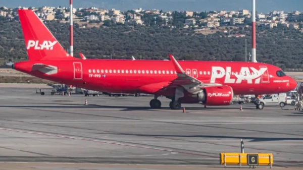 Культовий червоний пасажирський літак Airbus A320neo бюджетної авіакомпанії Fly Play або Play, який можна побачити в Міжнародному аеропорту Афін. Play — це ісландський бюджетний перевізник зі штаб-квартирою в Рейк'явіку, Ісландія, та хабом у Міжнародному аеропорту Кефлавік.