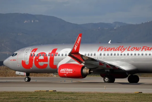 Літак Jet2 на злітно-посадковій смузі аеропорту готується до зльоту.