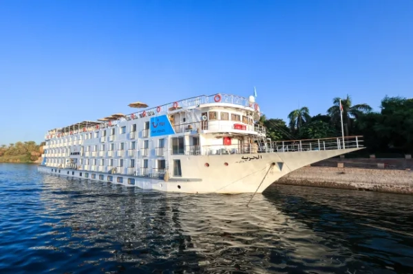 Круїзний лайнер Tui Al Horeya у воді на Нілі в Єгипті