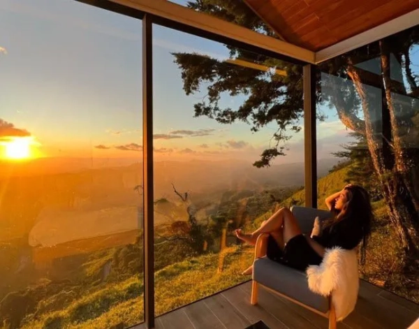 14174559 ЕКСКЛЮЗИВ: Я мама трьох дітей, яка вісім разів на рік проводить у самостійній відпустці, і це робить мене кращою матір'ю - Мама залишає чоловіка та дітей вдома, вирушаючи у ВІСІМ разів на рік у самостійну відпустку - і каже, що це «робить її кращою дружиною та матір'ю». 39-річна Худа Альві любить подорожувати і свої 30 років приділяла пріоритет «часу для себе», називаючи свої самостійні відпустки «актом любові до себе». Вона вилітає на літак до п'яти ночей за раз і може витратити до 5 тисяч доларів на кожну поїздку - від самостійних походів з рюкзаком по Коста-Риці та Колумбії до поїздок до Парижа, Франція, та казкових круїзів, що досліджують В'єтнам.