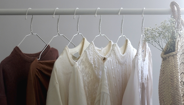 Мода без стресу: чому все більше жінок обирають "одяг-уніформу"