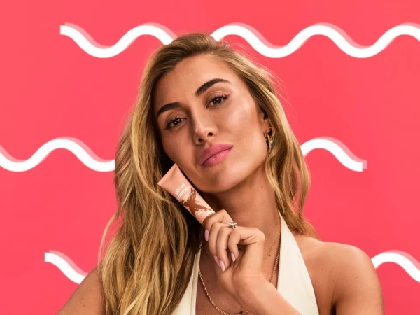 Секрет сяючого кольору обличчя Софі Хаббу полягає в цьому відтінку шкіри за 11 фунтів стерлінгів.