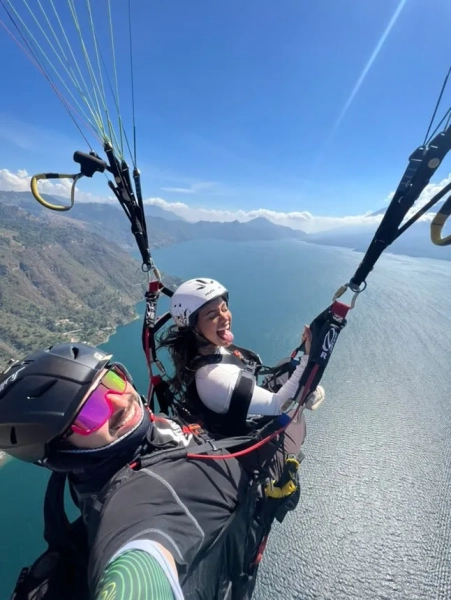 14174559 ЕКСКЛЮЗИВ: Я мама трьох дітей, яка вісім разів на рік проводить у самостійній відпустці, і це робить мене кращою матір'ю - Мама залишає чоловіка та дітей вдома, вирушаючи у ВІСІМ разів на рік у самостійну відпустку - і каже, що це «робить її кращою дружиною та матір'ю». 39-річна Худа Альві любить подорожувати і свої 30 років приділяла пріоритет «часу для себе», називаючи свої самостійні відпустки «актом любові до себе». Вона вилітає на літак до п'яти ночей за раз і може витратити до 5 тисяч доларів на кожну поїздку - від самостійних походів з рюкзаком по Коста-Риці та Колумбії до поїздок до Парижа, Франція, та казкових круїзів, що досліджують В'єтнам.