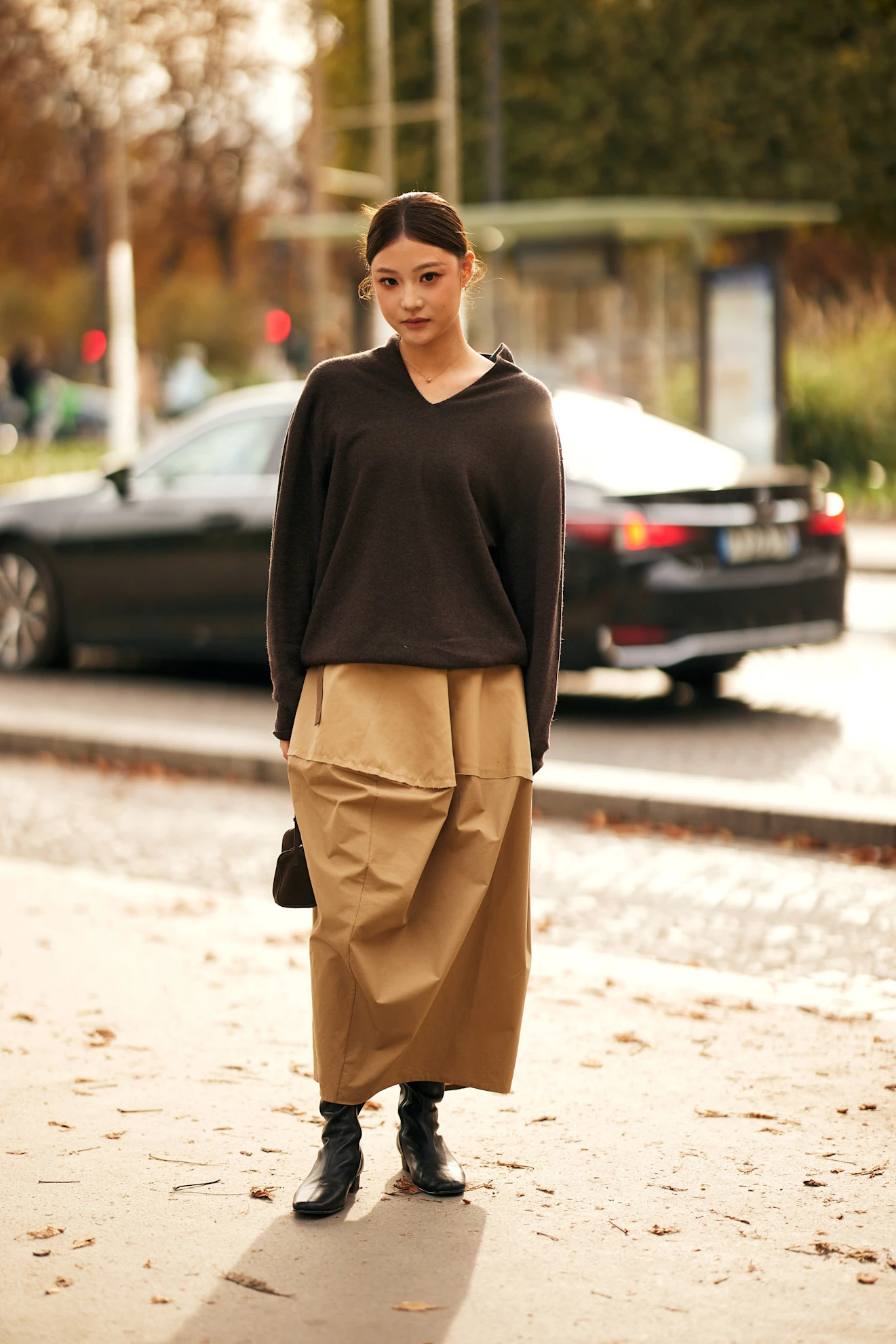 Streetstyle: шоколадний светр — як модниці носять головний одяг та колір сезону9