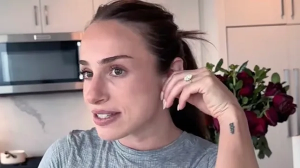 @abbie.nicoleee / CATERS NEWS - (НА ФОТО Еббі розповідає про свою внутрішньоматкову спіраль) Жінка стала вірусною після того, як розповіла, що лікарі витягли її внутрішньоматкову спіраль з гігантською волосяною грудкою. Еббі Еліан із Сан-Дієго, Каліфорнія, США, яка поділилася своєю історією в Інтернеті, зізналася, що коли лікарі витягли її, вони були приголомшені, виявивши, що вона покрита тим, що вони назвали волосяною грудкою. За словами 29-річної жінки, вона страждала від нескінченного циклу інфекцій, болю та втоми. Численні інфекції сечовивідних шляхів, дріжджові інфекції, різкі тазові спазми і навіть камені в нирках накопичувалися, перш ніж медсестри нарешті припустили, що її внутрішньоматкова спіраль може бути причиною. ДИВ. CATERS COPYD) -