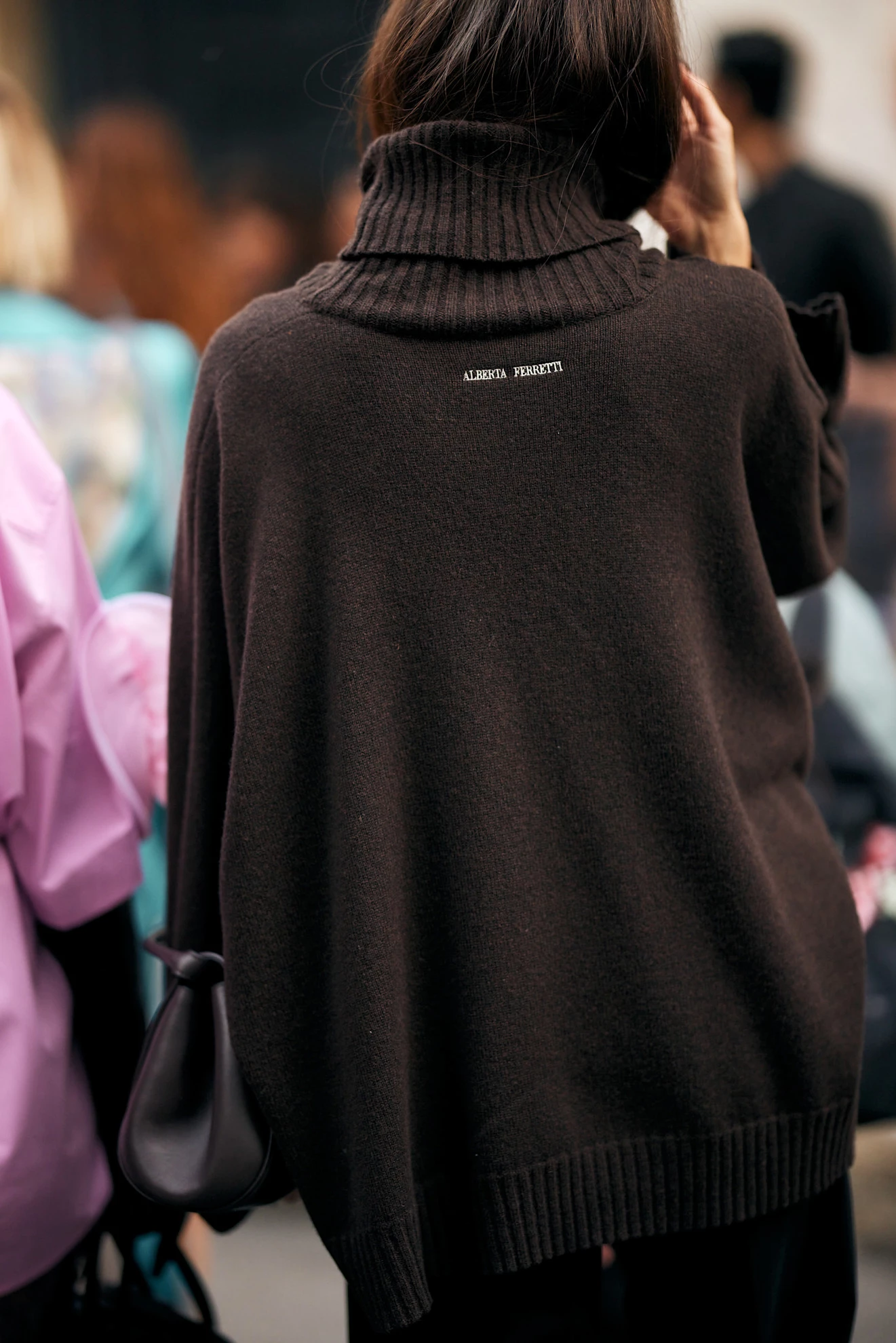 Streetstyle: шоколадний светр — як модниці носять головний одяг та колір сезону4