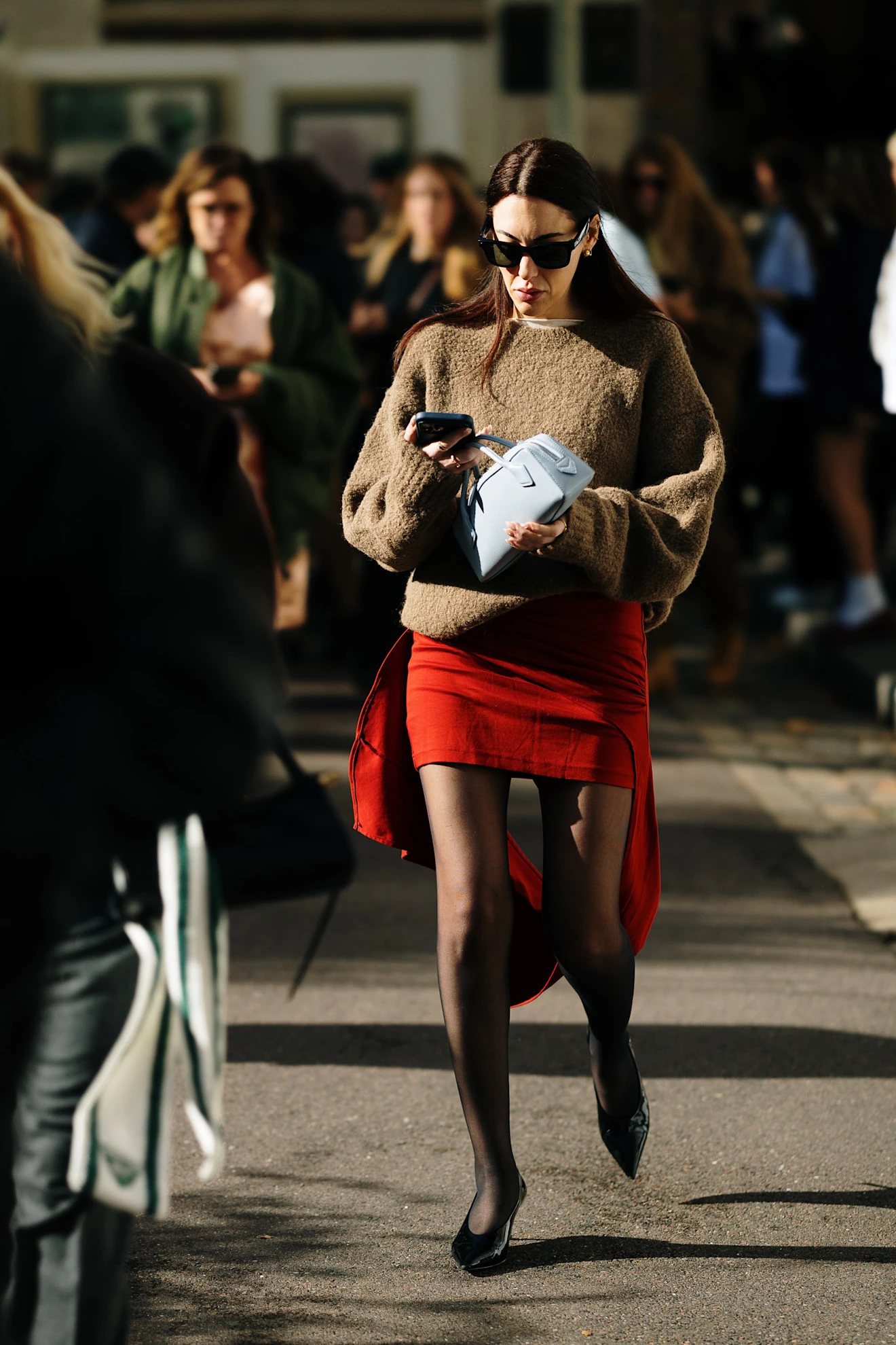 Streetstyle: шоколадний светр — як модниці носять головний одяг та колір сезону1