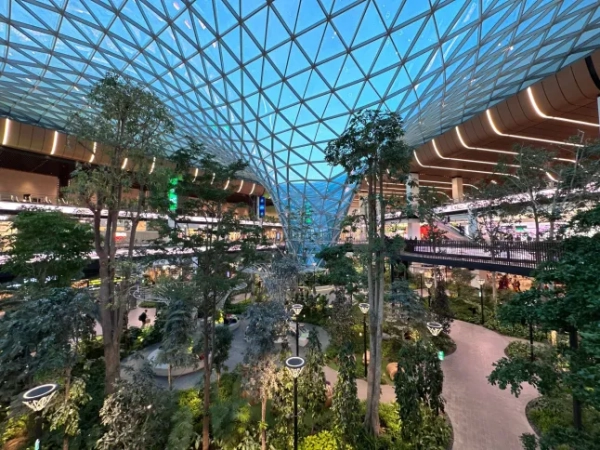 Доха, Катар – 24 квітня 2023 року: Масивний скляний купол та піднятий прохід над критим садом у Фруктовому саду в Міжнародному аеропорту Хамад у Досі; Shutterstock ID 2320664693; замовлення_на_продаж: -; робота: -; клієнт: -; інше: -