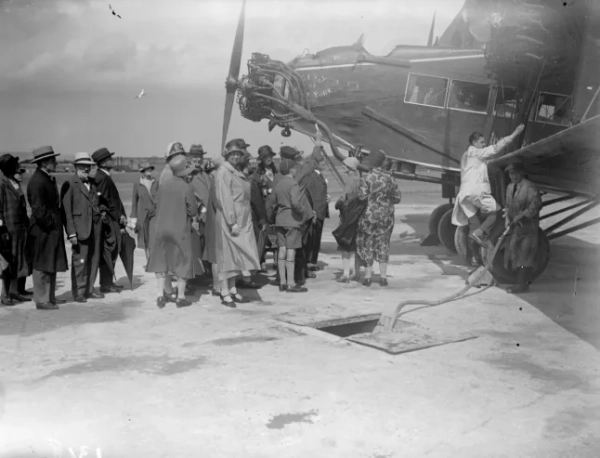 Пасажири на злітно-посадковій смузі чекають на посадку в літак, який заправляється в аеропорту Кройдон, Англія.