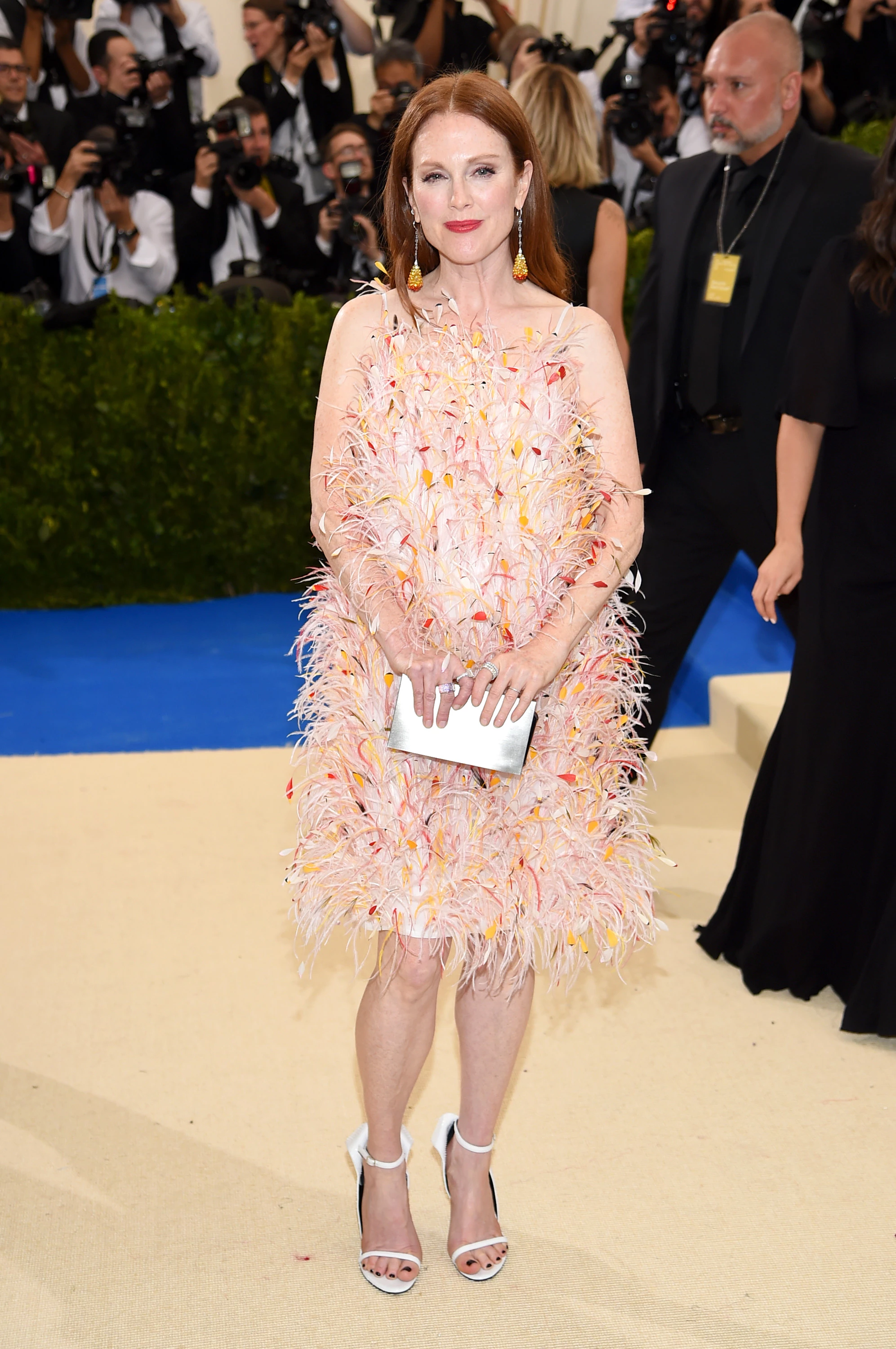 Джуліанна Мур на Met Gala 2017 у сукні Calvin Klein7