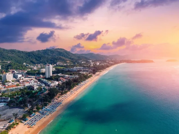 Захід сонця над пляжем Карон на острові Пхукет, Таїланд.