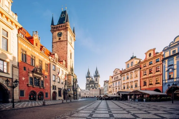 Староміська площа (Staroměstské náměstí) у Празі, Чехія, у сонячний день.