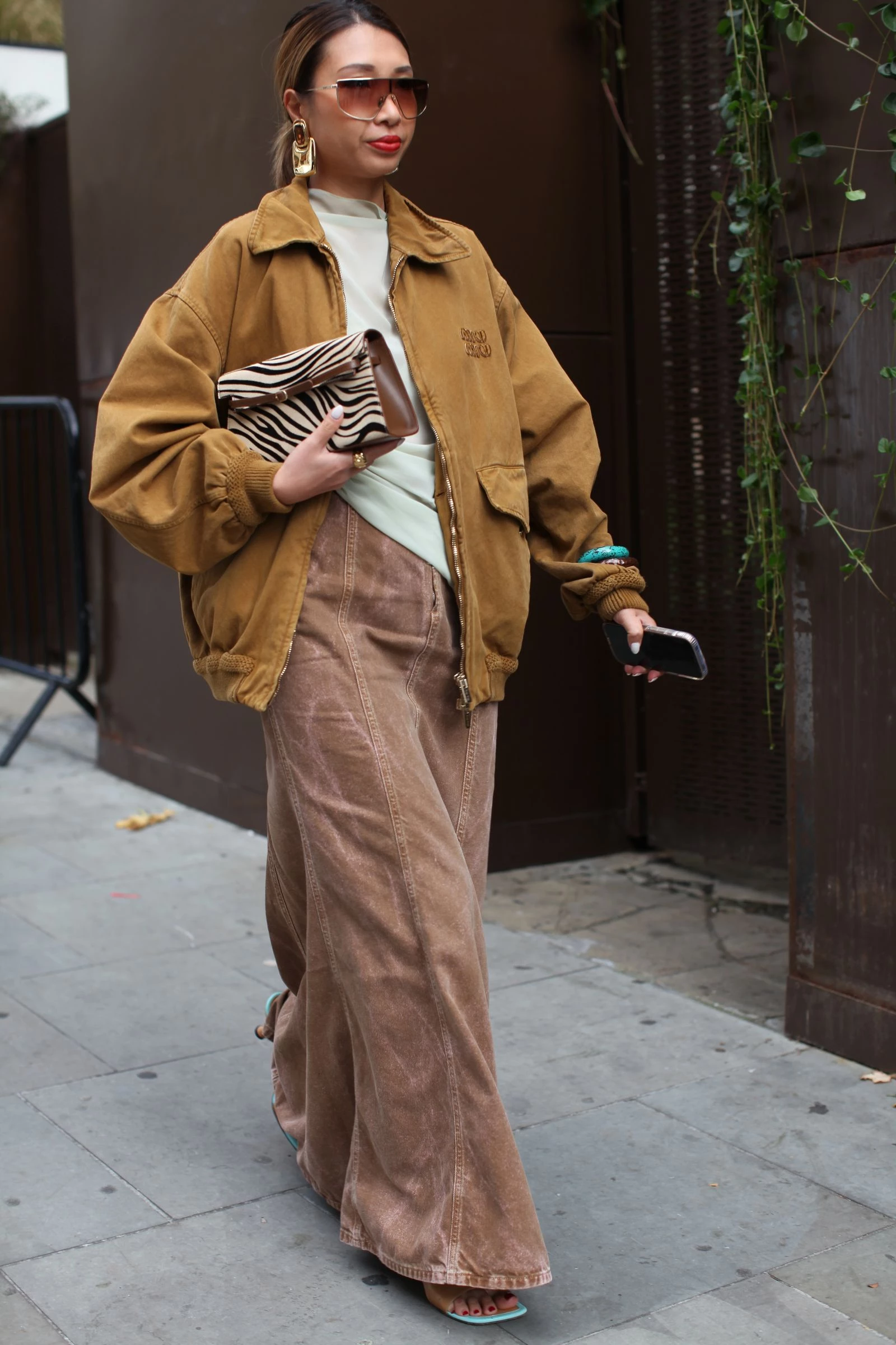 Streetstyle: 3 наймодніші сумки з анімалістичним принтом цього сезону6