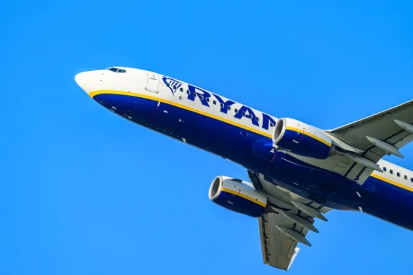 Boeing 737 авіакомпанії Ryanair злітає з аеропорту Схіпхол у Амстердамі