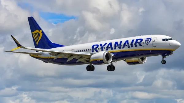 Літак Ryanair у небі на тлі хмарності