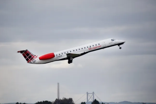 Пасажирський літак Embraer SA, що експлуатується компанією Loganair Ltd., вилітає з аеропорту Единбурга в Единбурзі, Велика Британія, у вівторок, 23 квітня 2024 року. Vinci SA погодилася придбати контрольний пакет акцій аеропорту Единбурга за 1,27 мільярда фунтів стерлінгів (1,6 мільярда доларів США), що сприятиме розширенню діяльності французької будівельної та концесійної компанії у Великій Британії. Фотограф: Emily Macinnes/Bloomberg via Getty Images