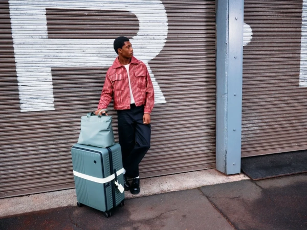 «Революційна» валіза, яка перевертає пакування з ніг на голову