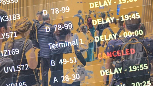 Колаж із пасажирів, які чекають у терміналі аеропорту, на який накладено табло відправлення зі скасованими рейсами.