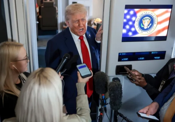 Президент США Дональд Трамп спілкується зі ЗМІ на борту літака Air Force One під час угоди про обмін полоненими та заручниками, укладеної за посередництва США, та про припинення вогню між Ізраїлем та ХАМАС, 13 жовтня 2025 року. REUTERS/Evelyn Hockstein
