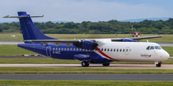 Літак ATR 72 (G-IACZ) Eastern Airways підрулює до злітно-посадкової смуги для зльоту