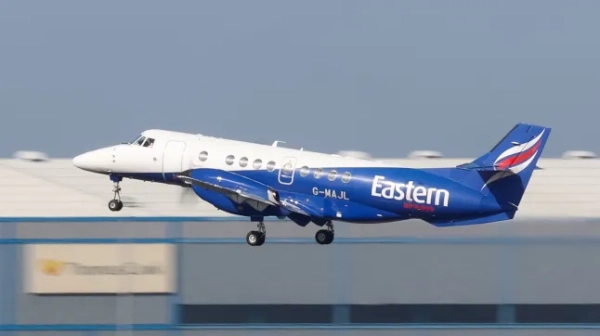Літак Eastern Airways злітає з аеропорту.