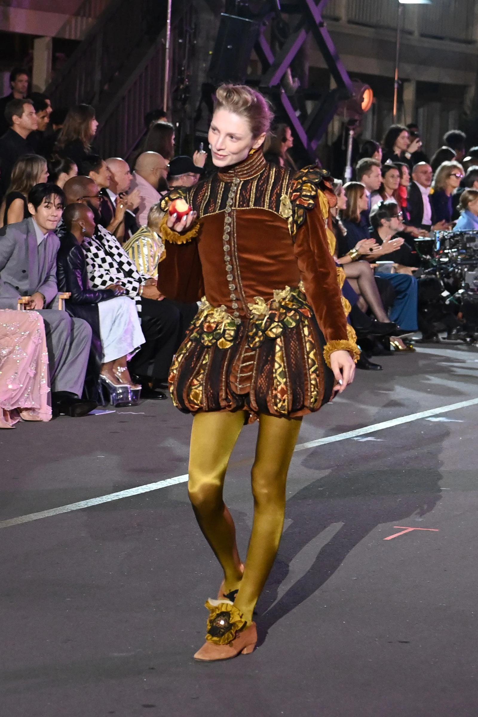 Гантер Шафер в образі Орландо на подіумі Vogue World: Hollywood7