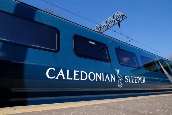 Потяг Caledonian Sleeper на станції Единбург-Веверлі.