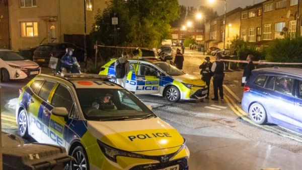 ?? Ліцензовано London News Pictures. 10.10.2025. Лондон, Велика Британія. Поліцейські на місці події у Волтемстоу, північний Лондон, після стрілянини. Поліцейських викликали за адресою на Стоу Кресент близько 10:00 ранку. Вони залишалися на місці події протягом кількох годин, і кордон залишався на місці. Близько 14:00 поліцейські увійшли на територію та застосували свою зброю. Чоловікові надали медичну допомогу на місці події, перш ніж його доставили до лікарні. Фото: Марцін Новак/LNP