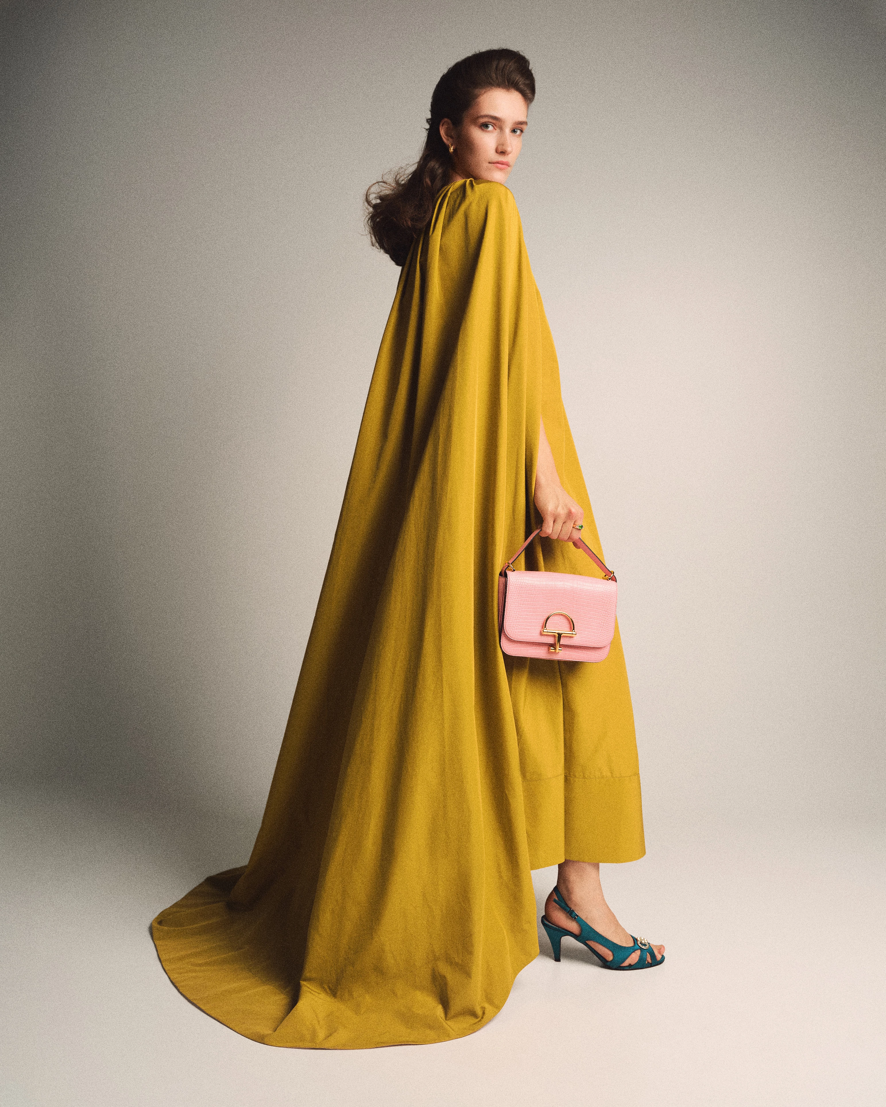 Модель КАТЕРИНА ФАСТОВЕЦЬ, 20. Кейп із атласного шовку The Coat by Katya Silchenko, шкіряна сумка Gucci, сережки Bevza, шкіряні босоніжки, вінтаж14