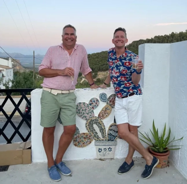 Ієн Раттер та Ендрю Вотсон, спираючись на свій балкон у Мокліні, Гранада, Іспанія