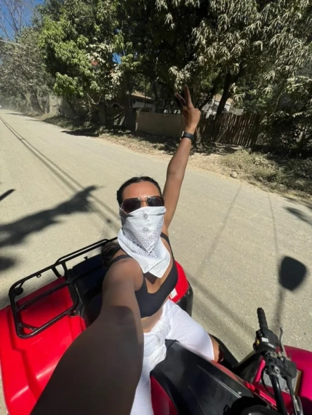 14174559 ЕКСКЛЮЗИВ: Я мама трьох дітей, яка вісім разів на рік проводить у самостійній відпустці, і це робить мене кращою матір'ю - Мама залишає чоловіка та дітей вдома, вирушаючи у ВІСІМ разів на рік у самостійну відпустку - і каже, що це «робить її кращою дружиною та матір'ю». 39-річна Худа Альві любить подорожувати і свої 30 років приділяла пріоритет «часу для себе», називаючи свої самостійні відпустки «актом любові до себе». Вона вилітає на літак до п'яти ночей за раз і може витратити до 5 тисяч доларів на кожну поїздку - від самостійних походів з рюкзаком по Коста-Риці та Колумбії до поїздок до Парижа, Франція, та казкових круїзів, що досліджують В'єтнам.