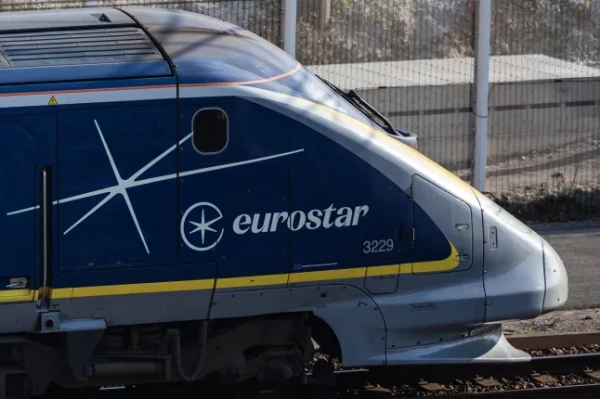 (ФАЙЛИ) Пасажирський поїзд Eurostar виїжджає з тунелю під Ла-Маншем, що експлуатується компанією Eurotunnel, у Кокелі, північна Франція, 4 квітня 2025 року. Рух поїздів TGV, що відправляються та прибувають на станції Лілль, був «серйозно» порушений вранці 25 червня 2025 року через «зловмисний акт», пов'язаний з крадіжкою або перерізанням кабелів, повідомила SNCF. «SNCF Reseau став жертвою серйозного зловмисного акту в Ліллі: понад 600 метрів кабелю було викрадено або перерізано на південь від станції Лілль Європа», додала SNCF. «Усі рейси Eurostar між Лондоном, Брюсселем і Парижем порушені», – також підтвердила речниця Eurostar агентству AFP. (Фото Саміра Аль-ДУМІ / AFP) (Фото Саміра Аль-ДУМІ/AFP через Getty Images)