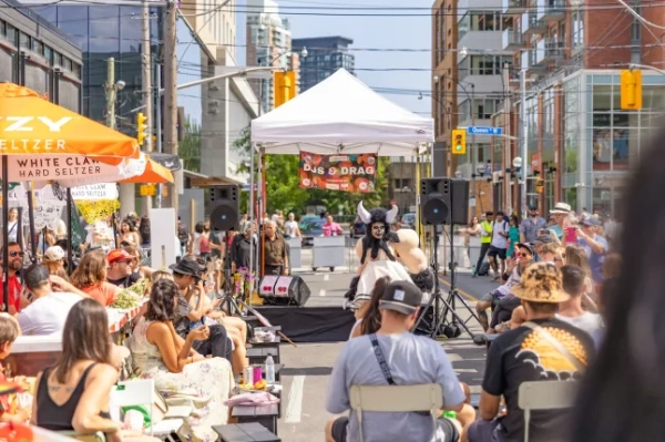 Безкоштовне драг-шоу біля Sweaty Betty's під час Ossfest, щорічного фестивалю на Ossington Avenue