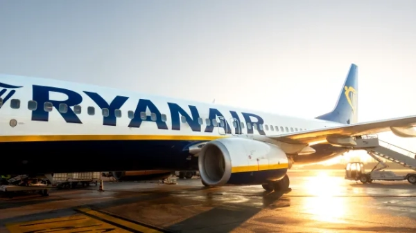 Борт літака Ryanair на злітній смузі аеропорту.